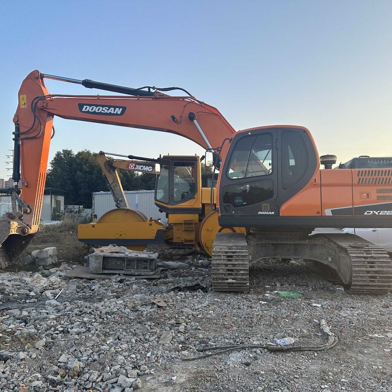 Подержанный экскаватор Doosan Digger DX220 в употреблении
