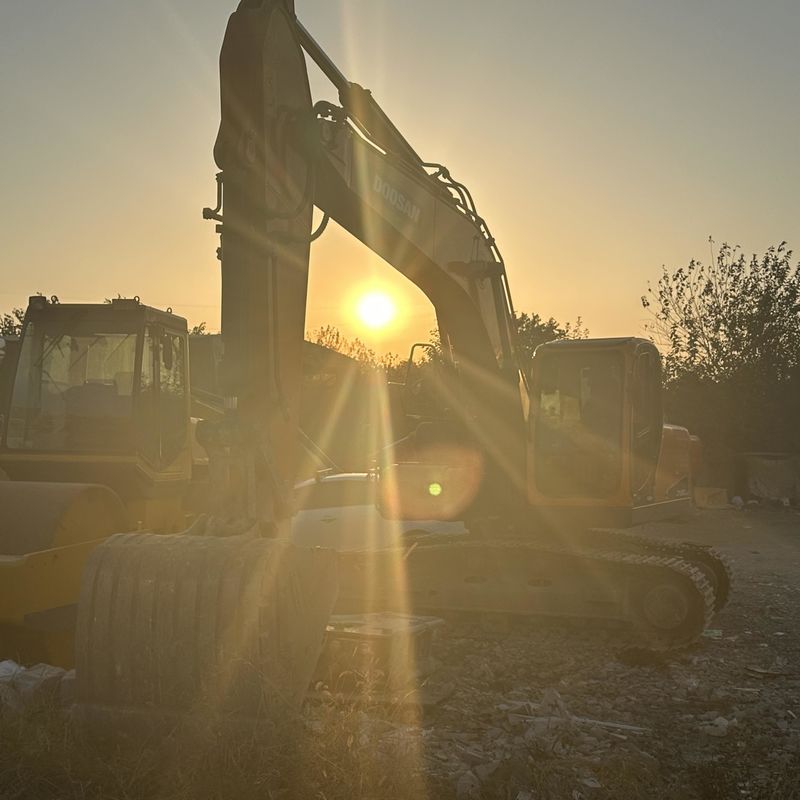 Подержанный экскаватор Doosan Digger DX220 в употреблении