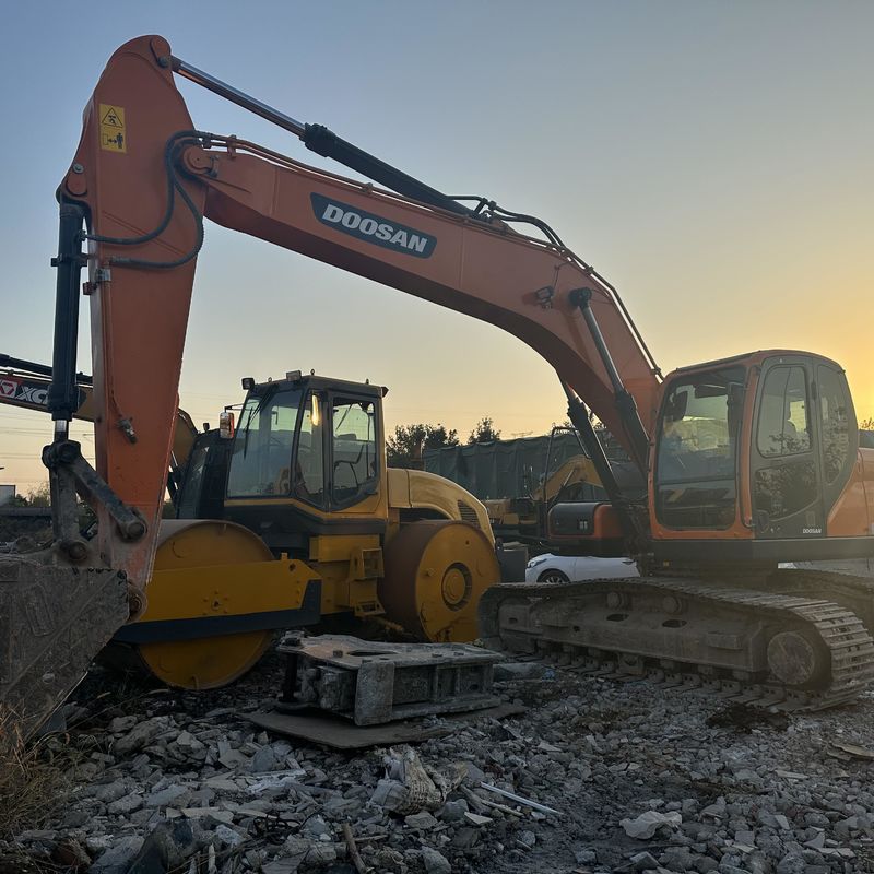 Подержанный экскаватор Doosan Digger DX220 в употреблении