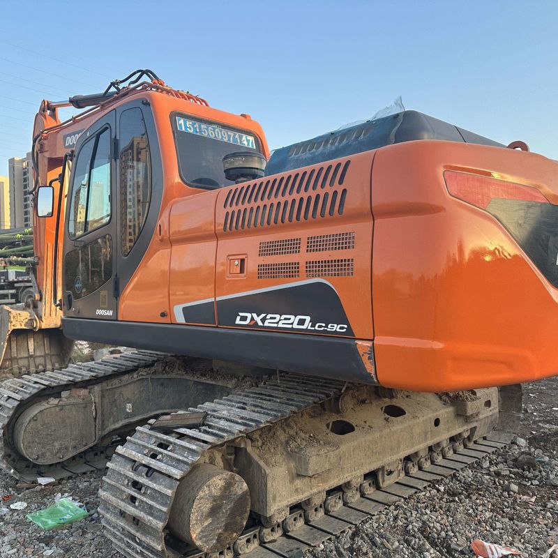 Подержанный экскаватор Doosan Digger DX220 в употреблении