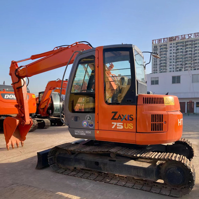 Hitachi ZX75US использовал экскаватор гидравлический 7 тонн среднего размера 40,3 кВт с ковшом 0,33 м3