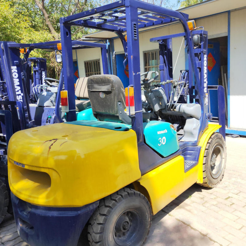 Komatsu FD30 Подержанный вилочный погрузчик двухступенчатое оборудование для обработки материалов 3 тонны