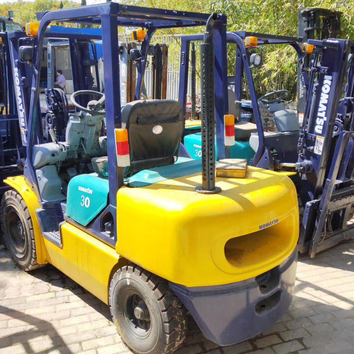 Komatsu FD30 Подержанный вилочный погрузчик двухступенчатое оборудование для обработки материалов 3 тонны