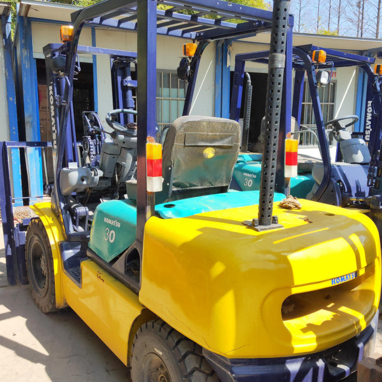 Komatsu FD30 Подержанный вилочный погрузчик двухступенчатое оборудование для обработки материалов 3 тонны