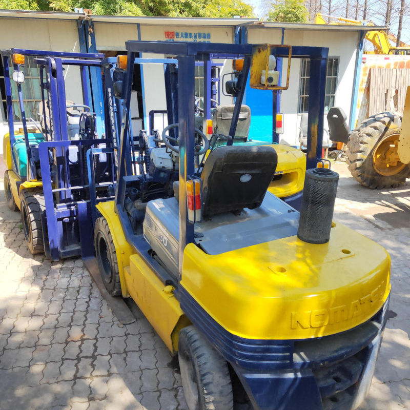 Komatsu FD30 Подержанный вилочный погрузчик двухступенчатое оборудование для обработки материалов 3 тонны