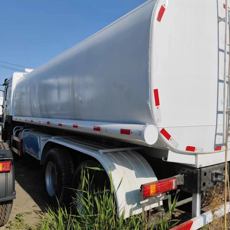 Sinotruk Howo 371 Нефтяной грузовик танкер 2000L 8x4 Вторая рука для доставки топлива