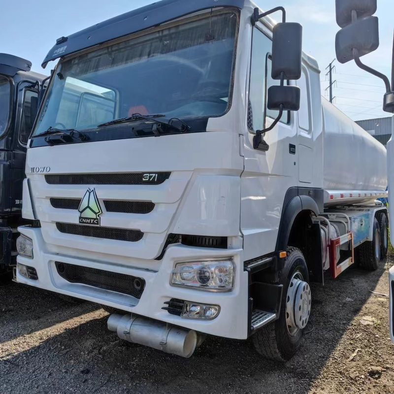 Sinotruk Howo 371 Нефтяной грузовик танкер 2000L 8x4 Вторая рука для доставки топлива