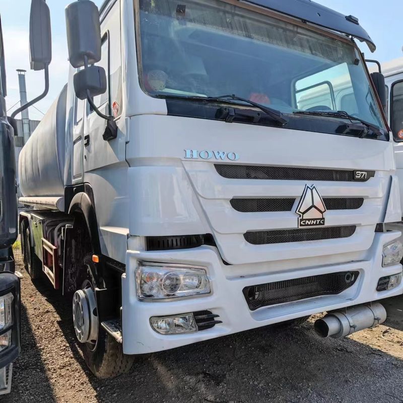 Sinotruk Howo 371 Нефтяной грузовик танкер 2000L 8x4 Вторая рука для доставки топлива