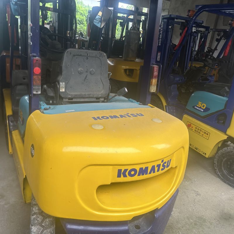 Komatsu FD25 Подержанный вилочный погрузчик Трехступенчатое оборудование для обработки материалов 2,5 тонны