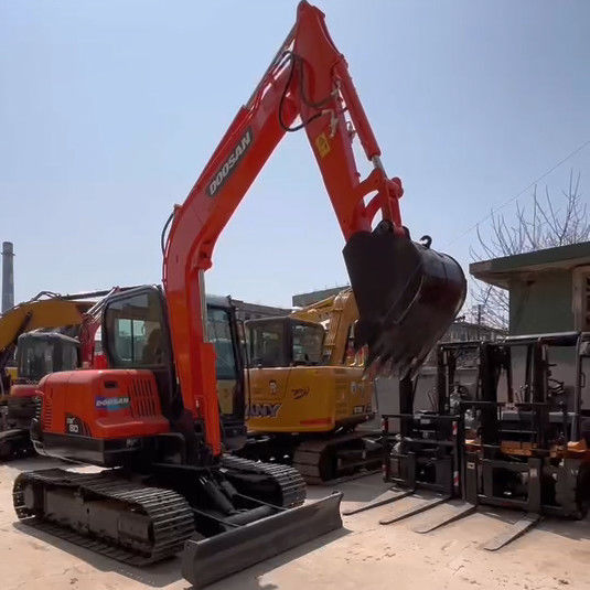 Подержанный 6-тонный мини экскаватор Doosan DX60 для небольших работ