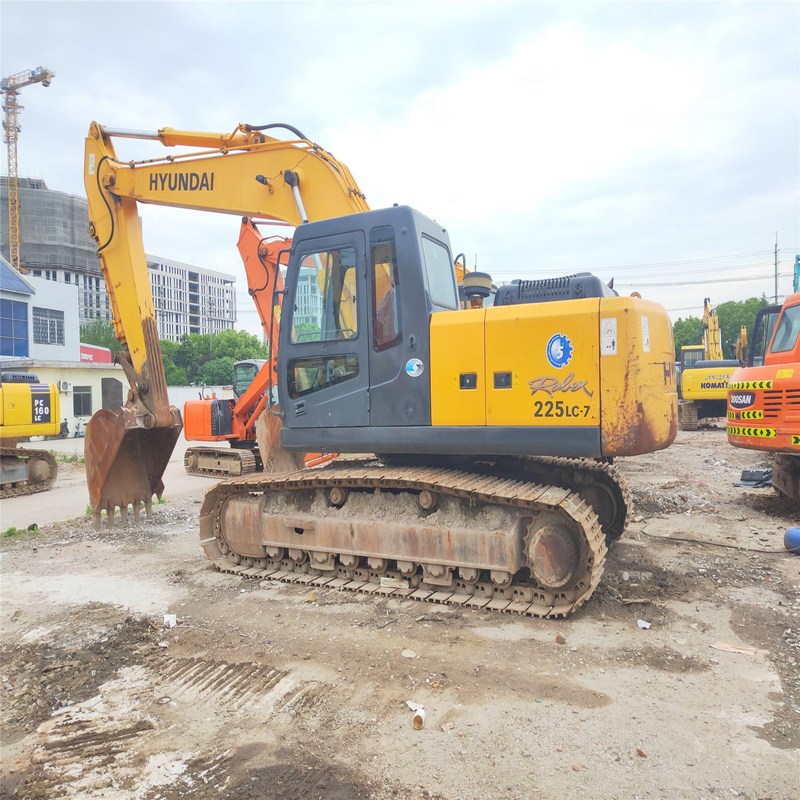 Подержанный экскаватор Hyundai R225LC-7 использовал 22-тонный гусеничный экскаватор среднего типа 112 кВт