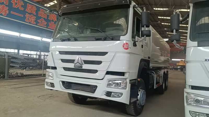 Sinotruk Howo 371 Нефтяной грузовик 2000L 6x4 Вторая рука для доставки топлива