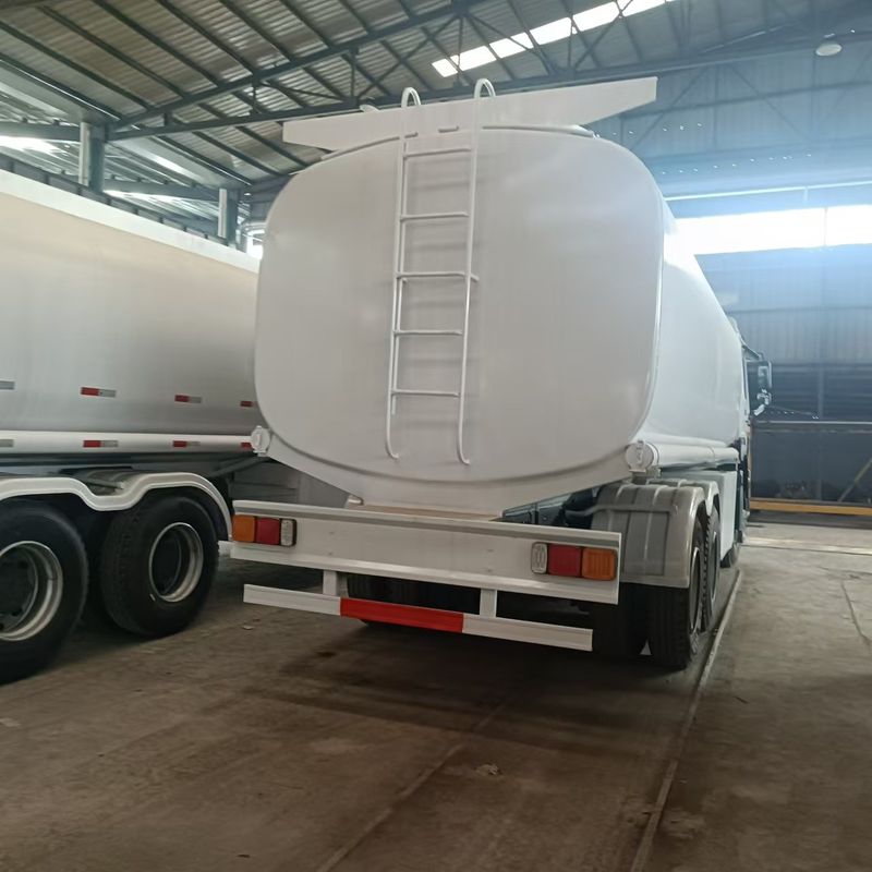Sinotruk Howo 371 Нефтяной грузовик 2000L 6x4 Вторая рука для доставки топлива