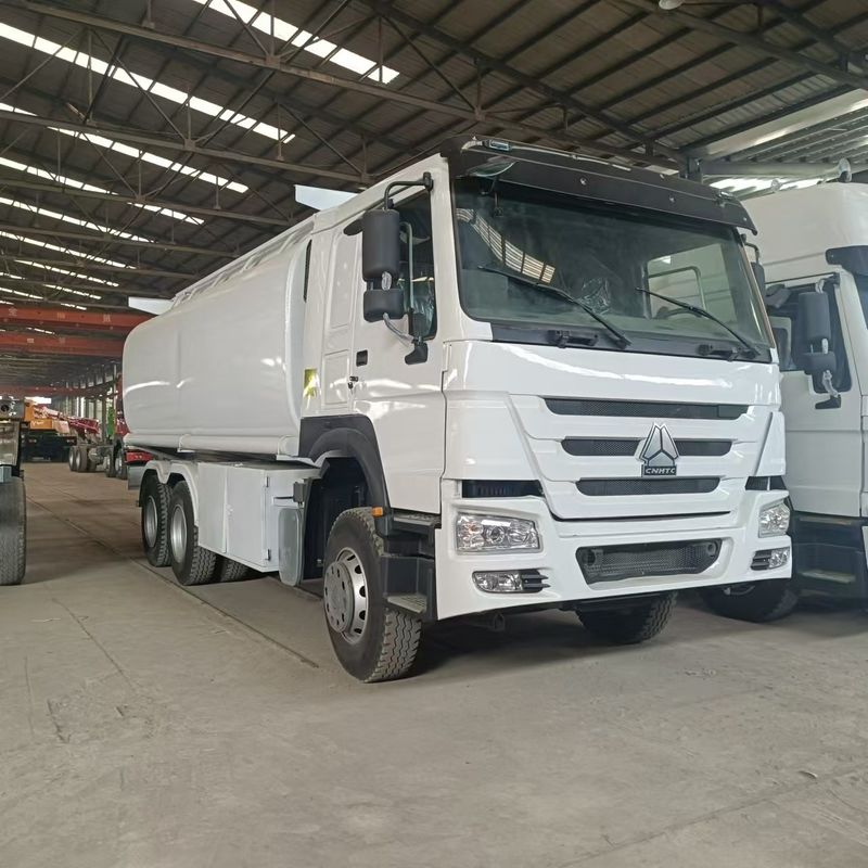 Sinotruk Howo 371 Нефтяной грузовик 2000L 6x4 Вторая рука для доставки топлива