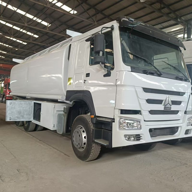 Sinotruk Howo 371 Нефтяной грузовик 2000L 6x4 Вторая рука для доставки топлива