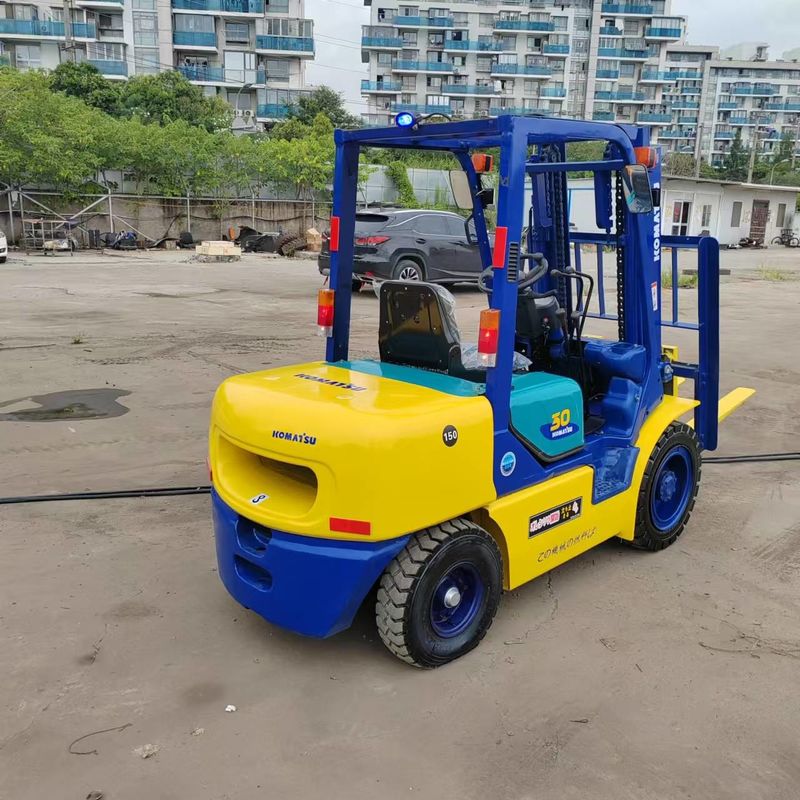 Komatsu FD30 Подержанный вилочный погрузчик двухступенчатое оборудование для обработки материалов 3 тонны