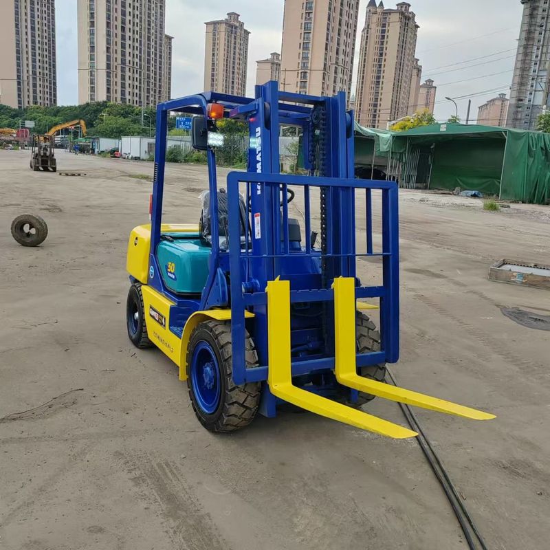 Komatsu FD30 Подержанный вилочный погрузчик двухступенчатое оборудование для обработки материалов 3 тонны