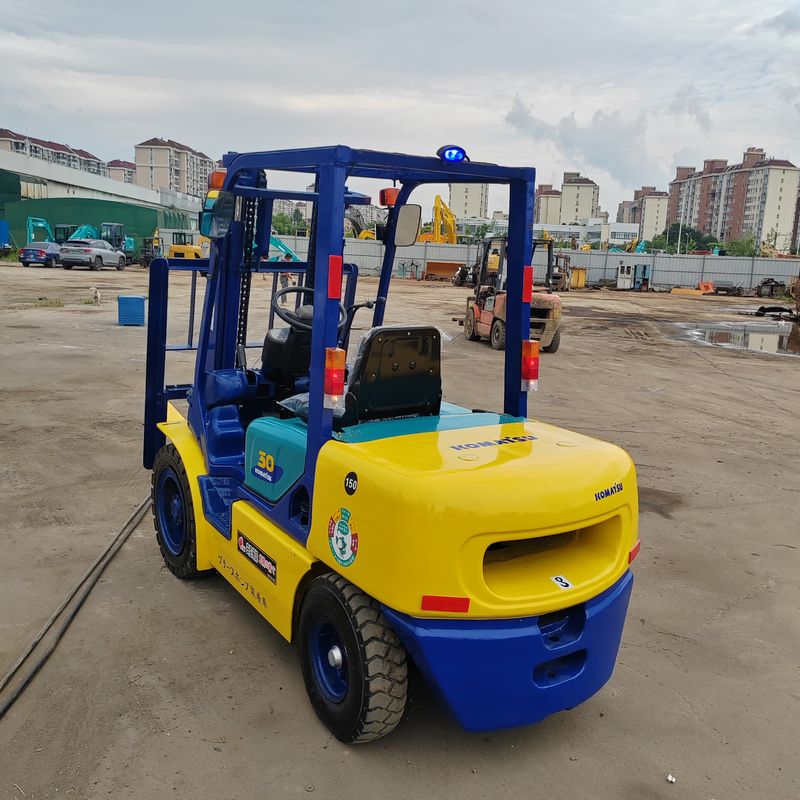 Komatsu FD30 Подержанный вилочный погрузчик двухступенчатое оборудование для обработки материалов 3 тонны